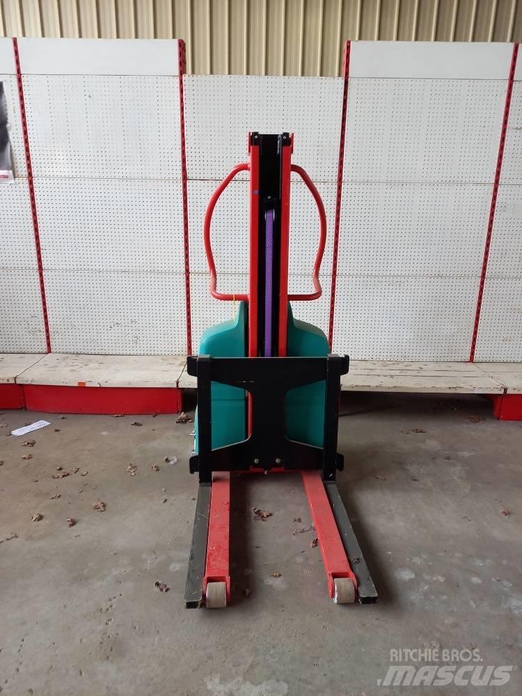 Manitou EB500 Pedestrian stacker