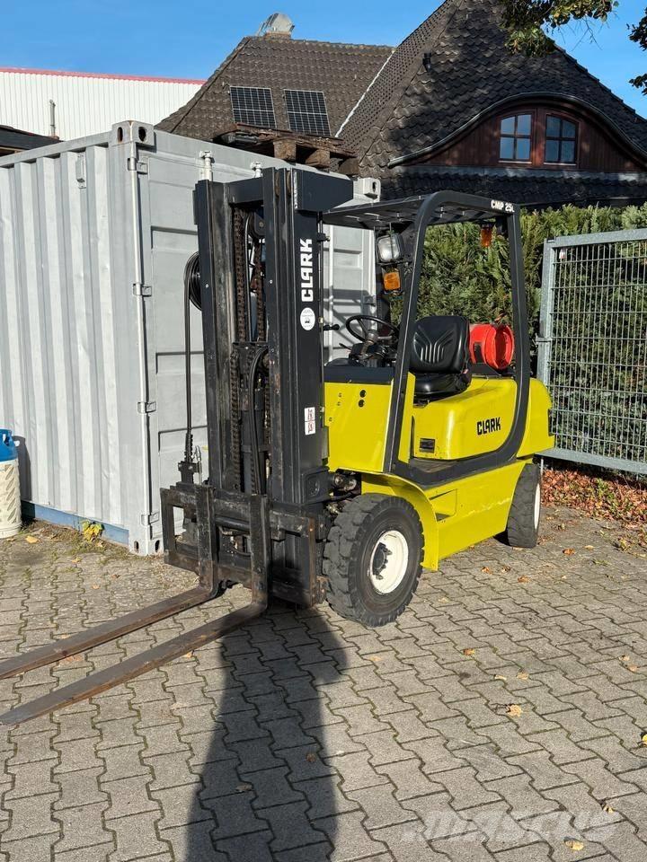 Clark CMP 25 L LPG trucks