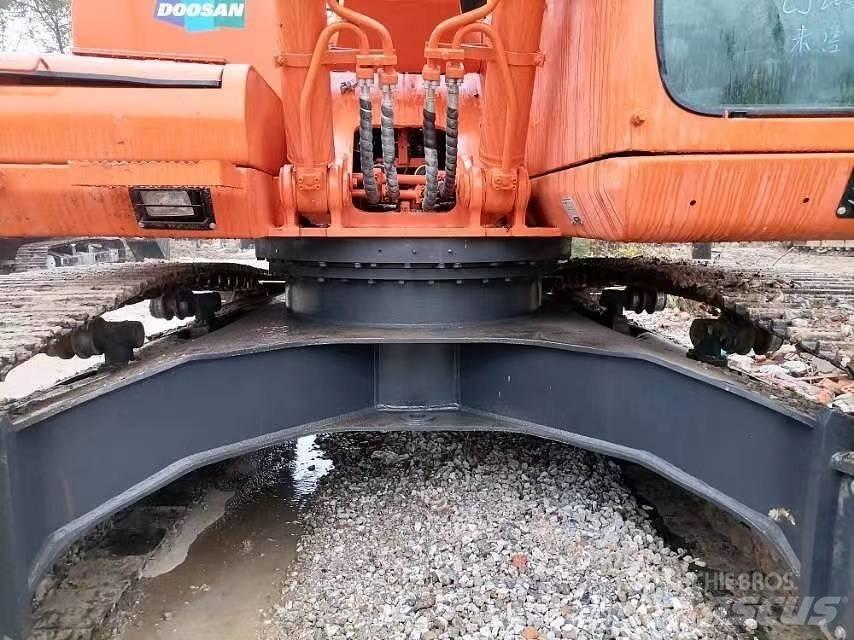 Doosan 225 LC-9 Crawler excavators