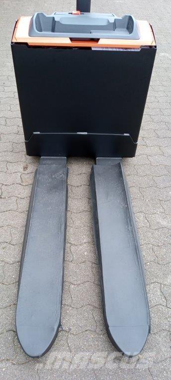 Toyota LWE 200 Pedestrian stacker