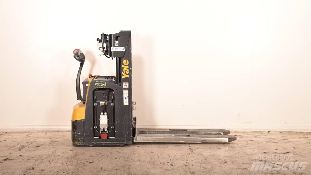 Yale MS20 Pedestrian stacker