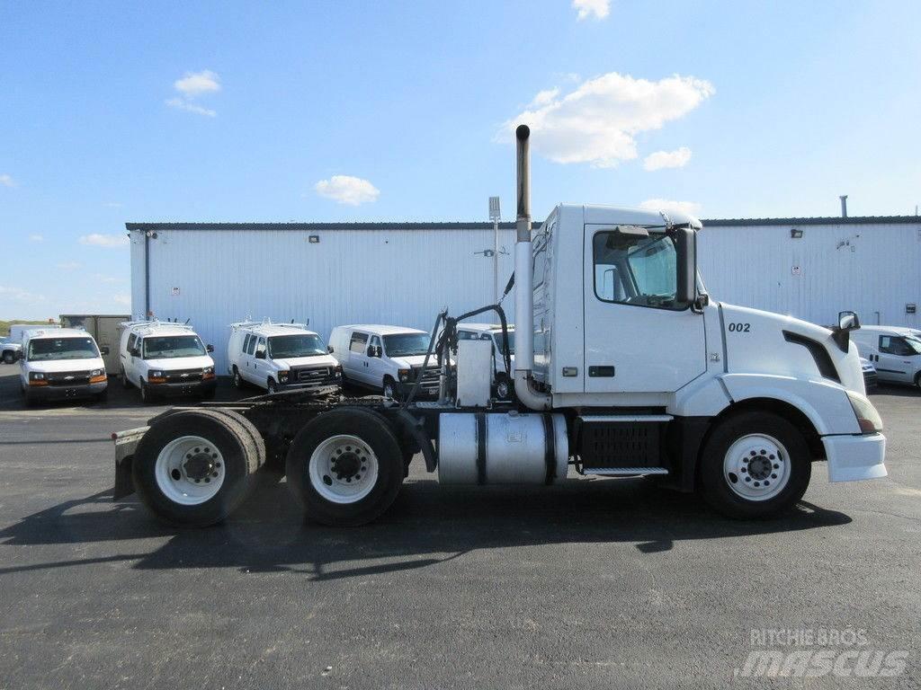 Volvo VNL64 Flatbed / Dropside trucks