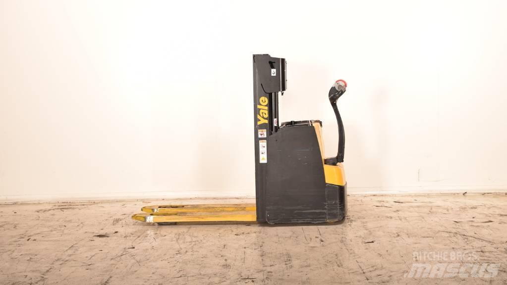 Yale MS 14 AC Pedestrian stacker