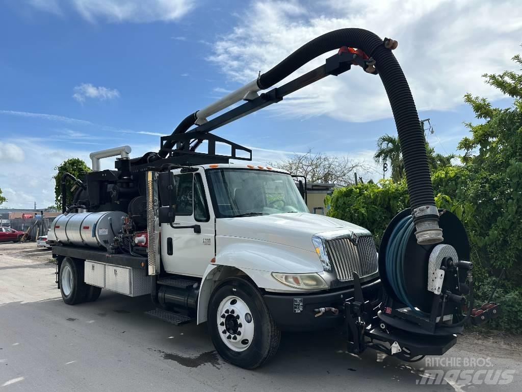 International 4300 Commercial vehicle