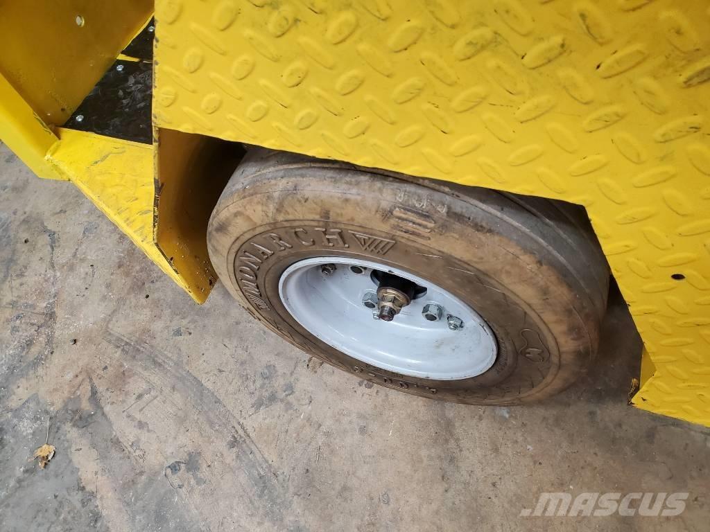 Taylor-Dunn SC090 Tow truck