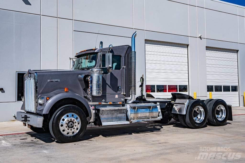 Kenworth W 900 Prime Movers
