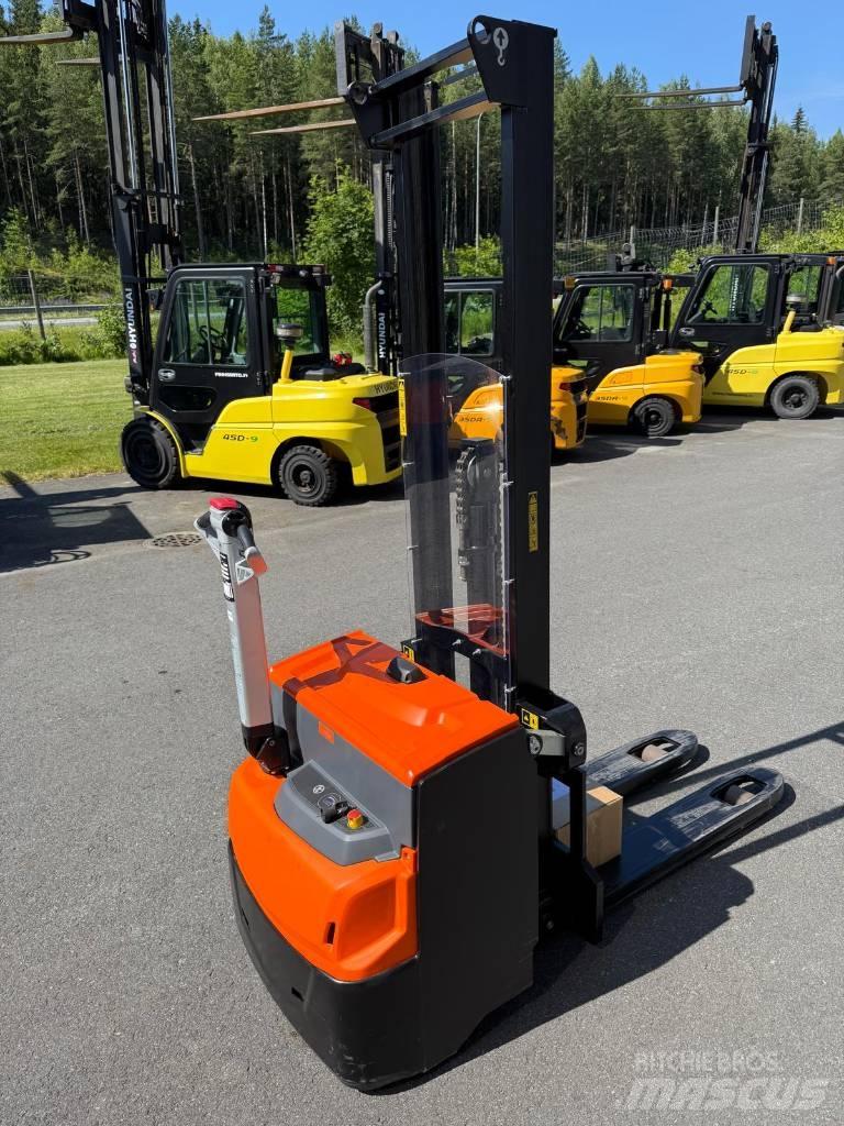 Rocla SWS12L Pedestrian stacker