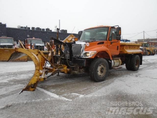 International 7400 Snow blades and plows