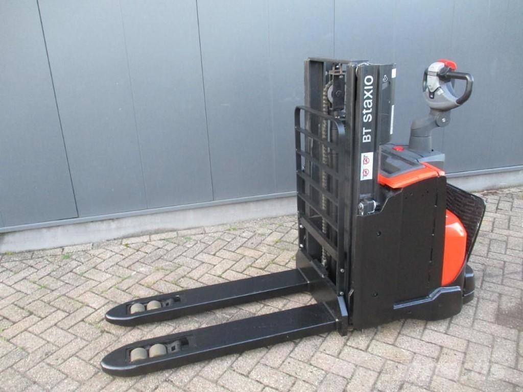 BT SWE 200D Pedestrian stacker