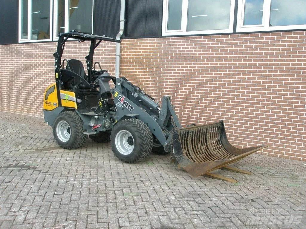 GiANT G2200E Mini loaders