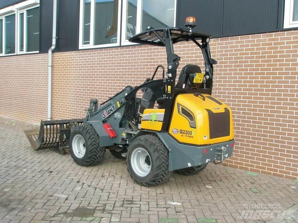 GiANT G2200E Mini loaders
