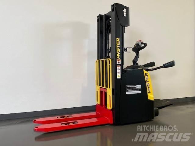 Hyster S1.6S Pedestrian stacker