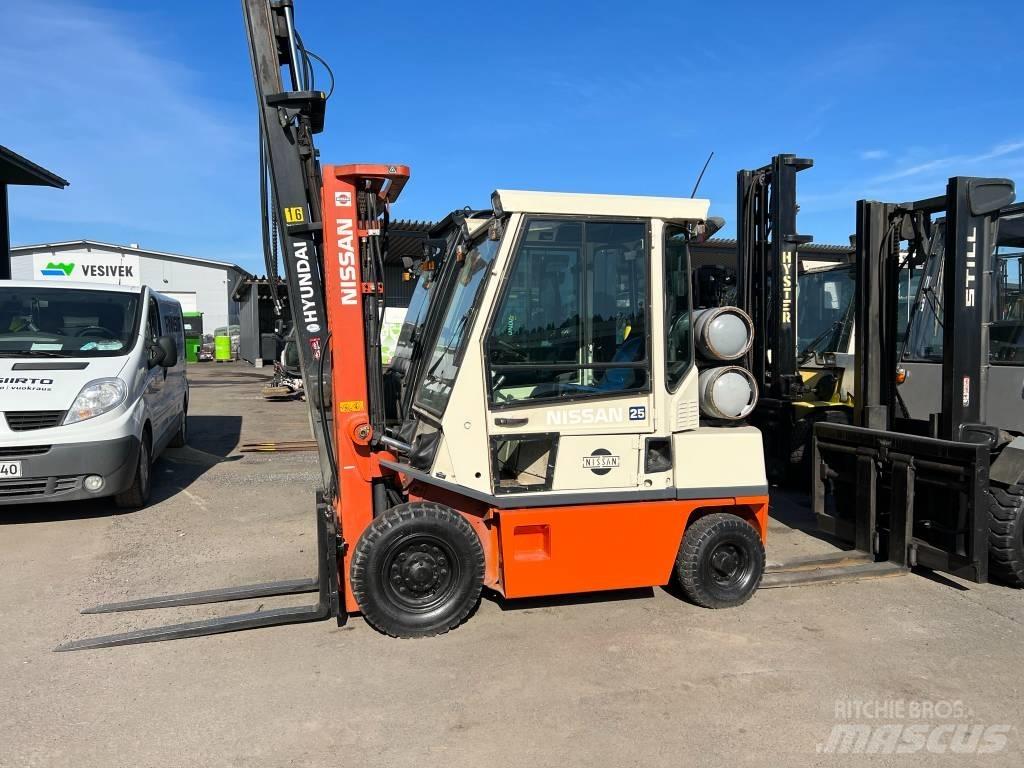 Nissan PH02A25U LPG trucks