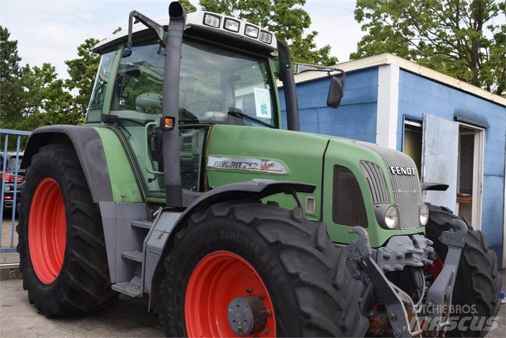 Fendt 712 Vario Tractors