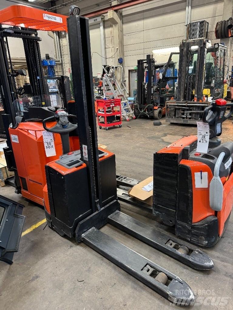 Toyota SWE080L Pedestrian stacker