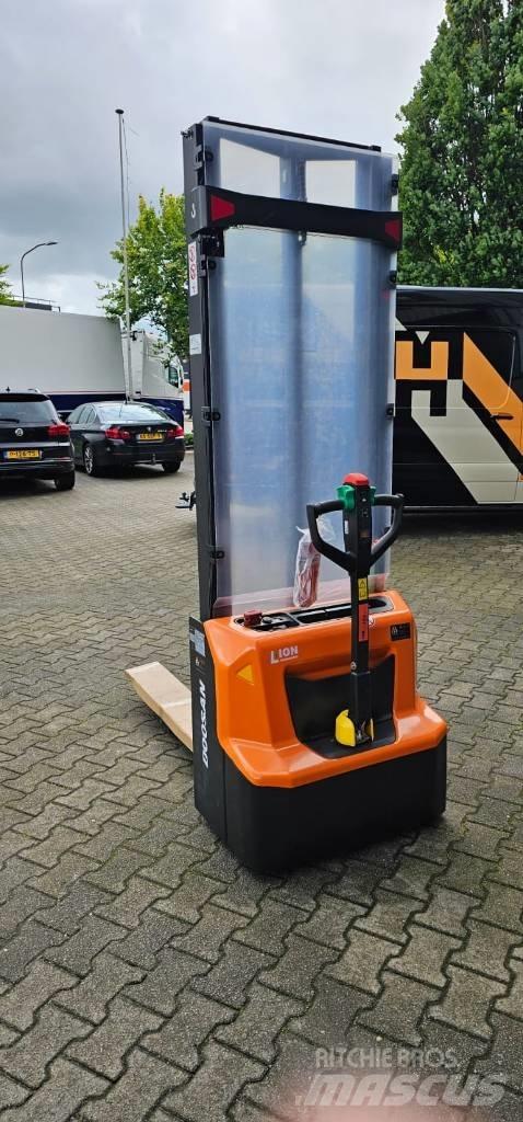 Doosan LSM 12 N Pedestrian stacker