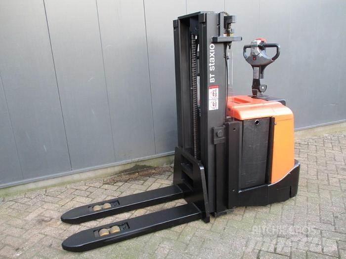 Toyota SPE 160L Pedestrian stacker