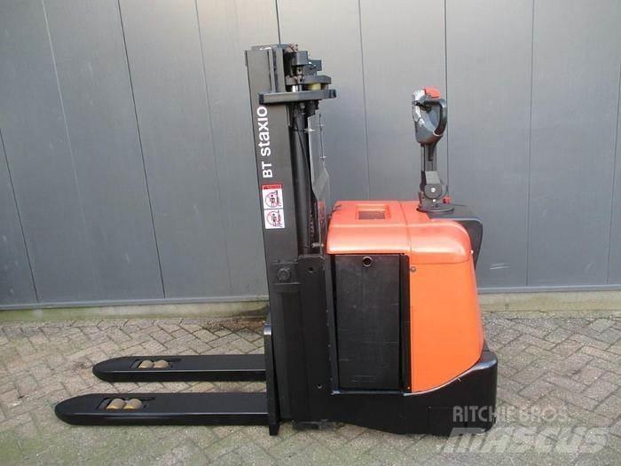 Toyota SPE 160L Pedestrian stacker