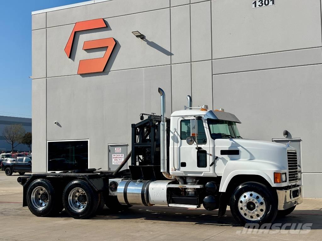 Mack CHU 613 Recovery vehicles