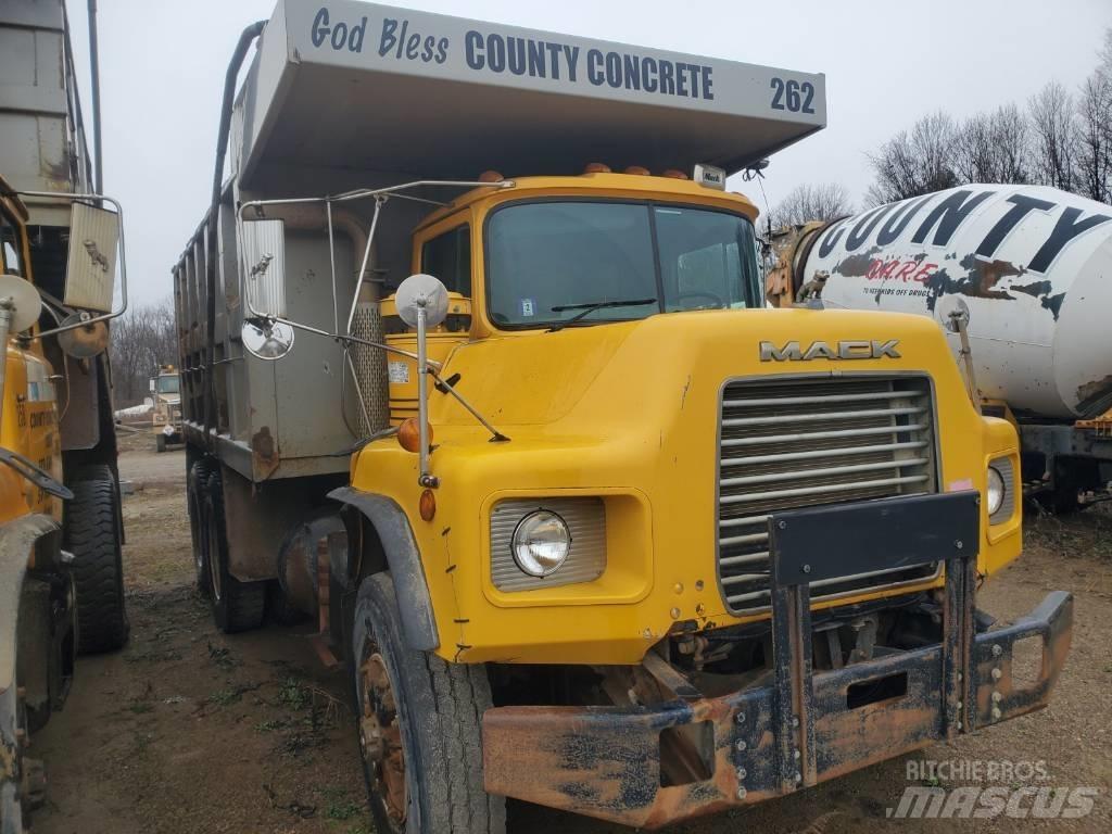 Mack DM690SX Tipper trucks