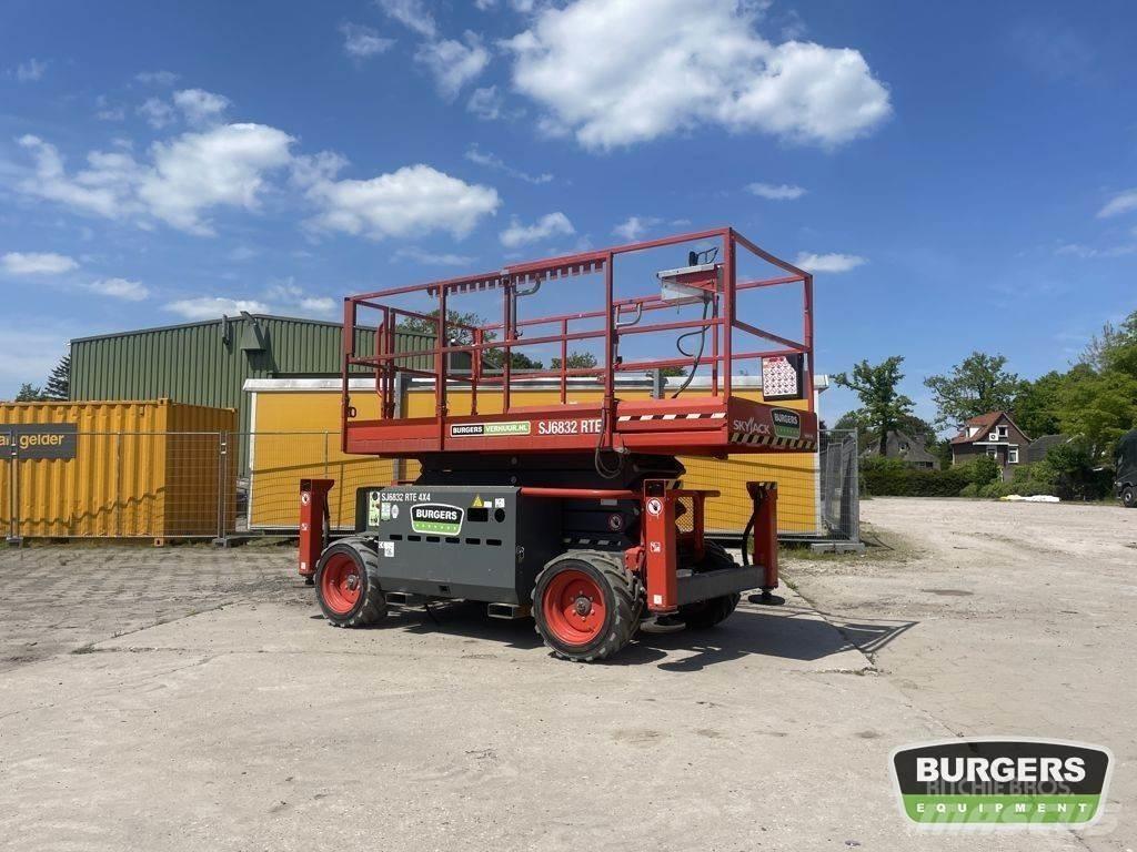 SkyJack SJ6832 RTE Scissor lifts