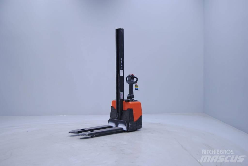 Toyota HWE100 Pedestrian stacker