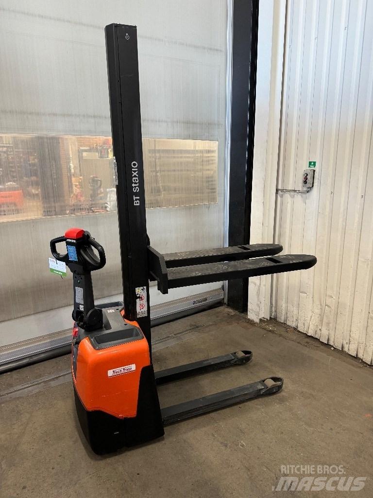 Toyota HWE100 Pedestrian stacker