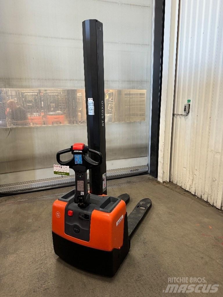 Toyota HWE100 Pedestrian stacker