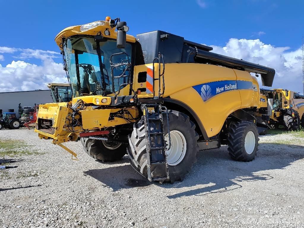 New Holland CX 8090 Combine harvesters