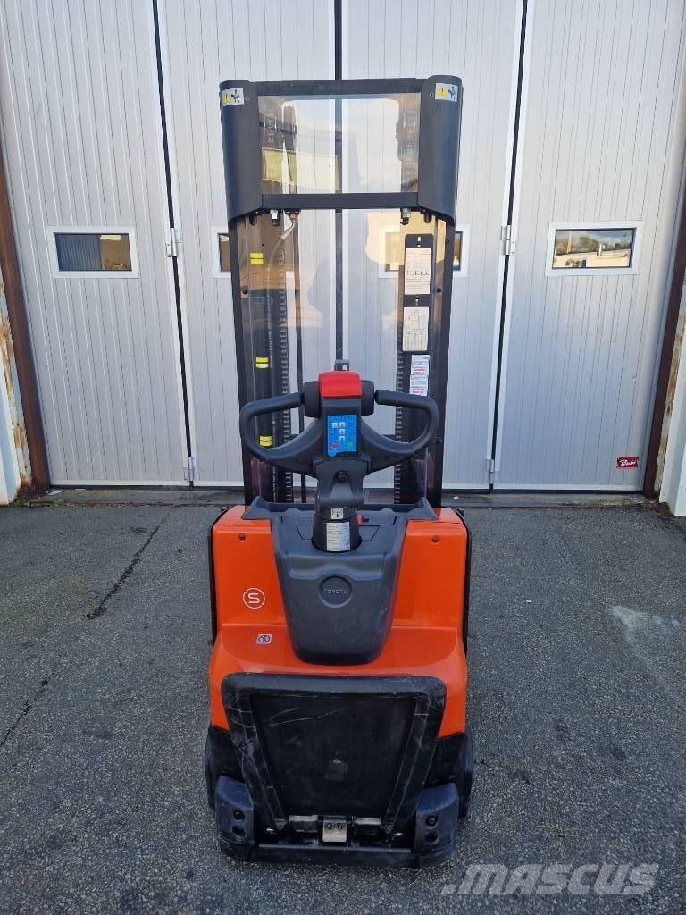 BT SWE 120 L.  57 tim Pedestrian stacker