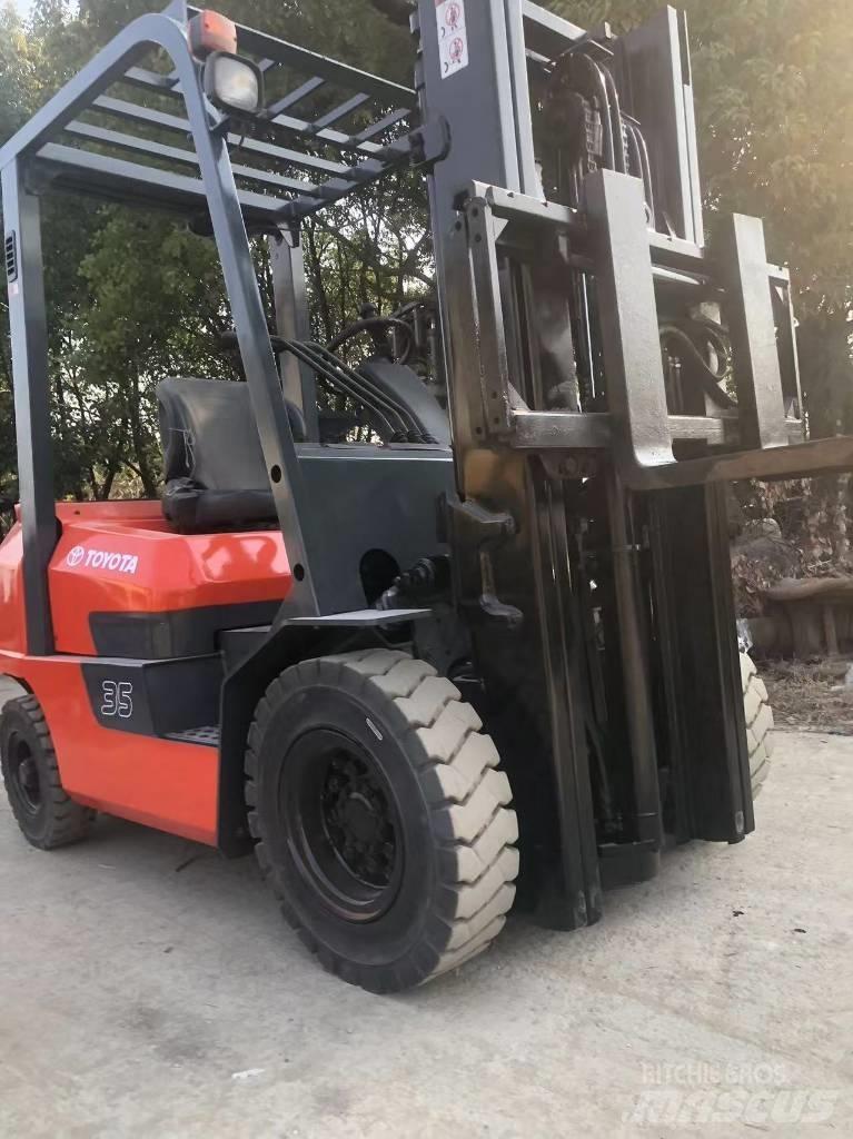 Toyota FD 35 Diesel trucks