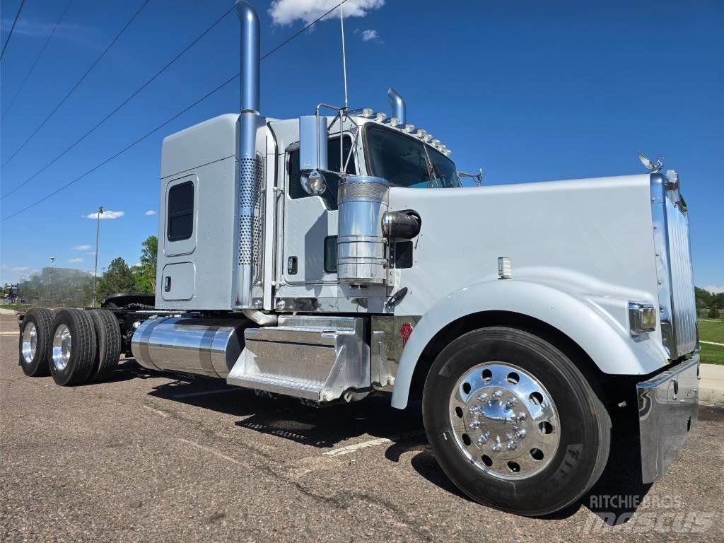 Kenworth W 900 Prime Movers