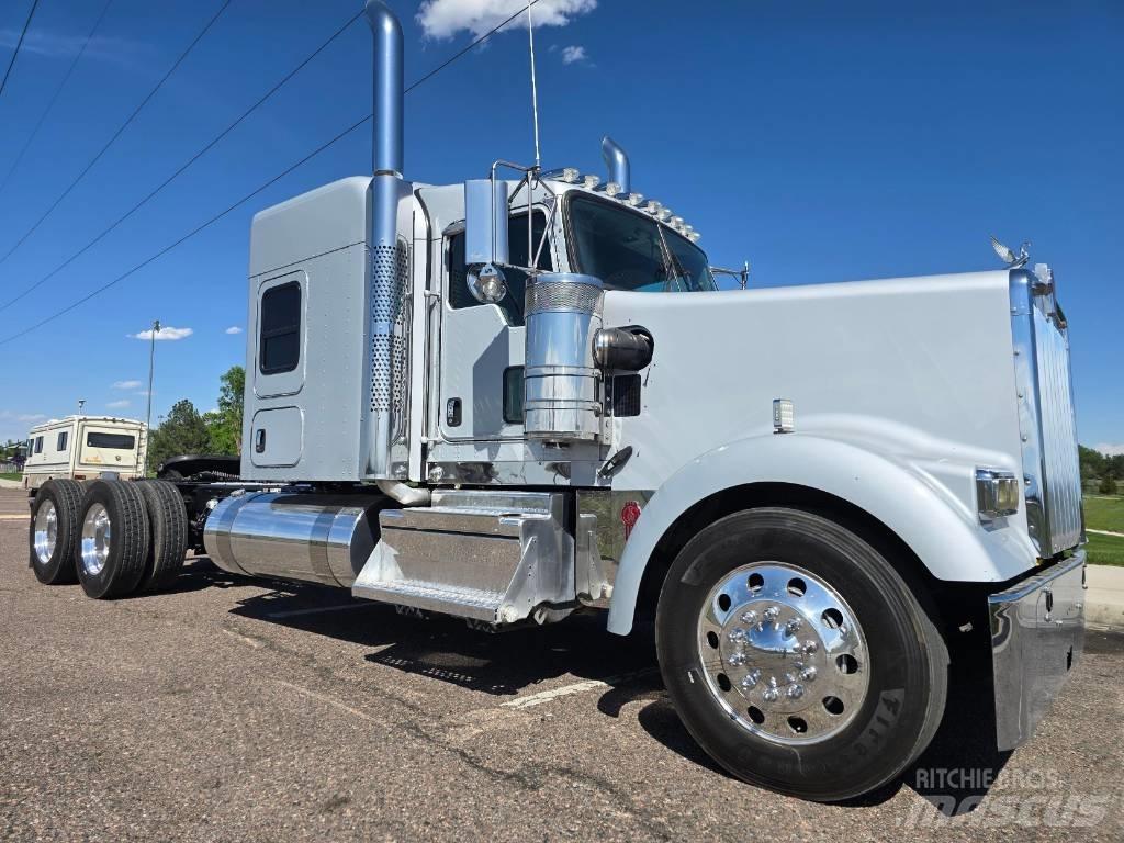Kenworth W 900 Prime Movers