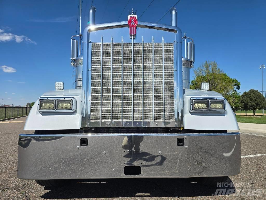 Kenworth W 900 Prime Movers