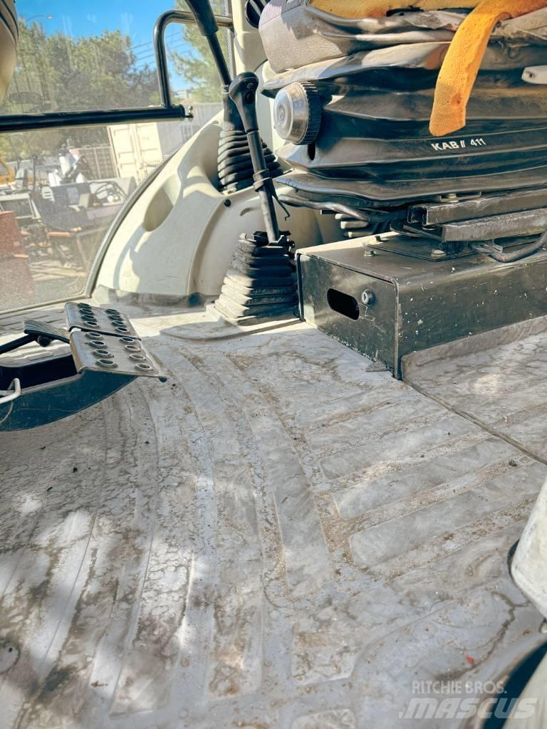 Komatsu WB 140-2N Backhoe
