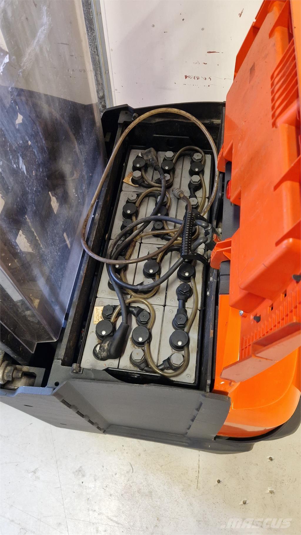 Toyota SWE140L Self propelled stackers