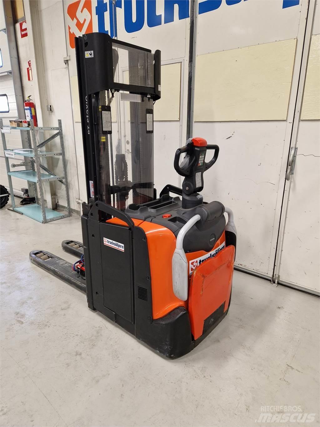 Toyota SPE120L Pedestrian stacker