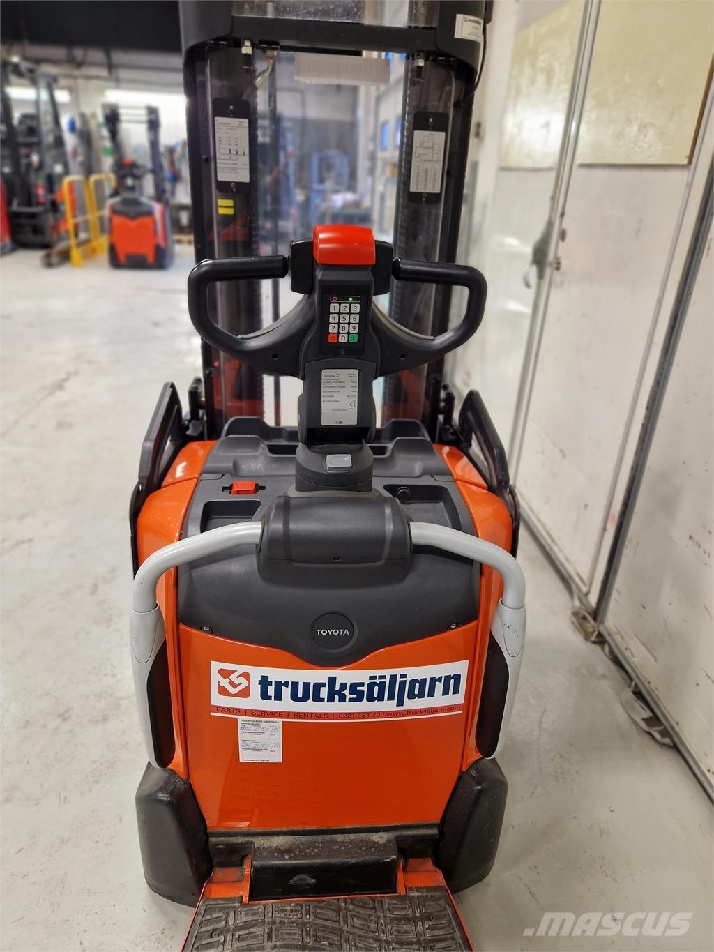 Toyota SPE120L Self propelled stackers