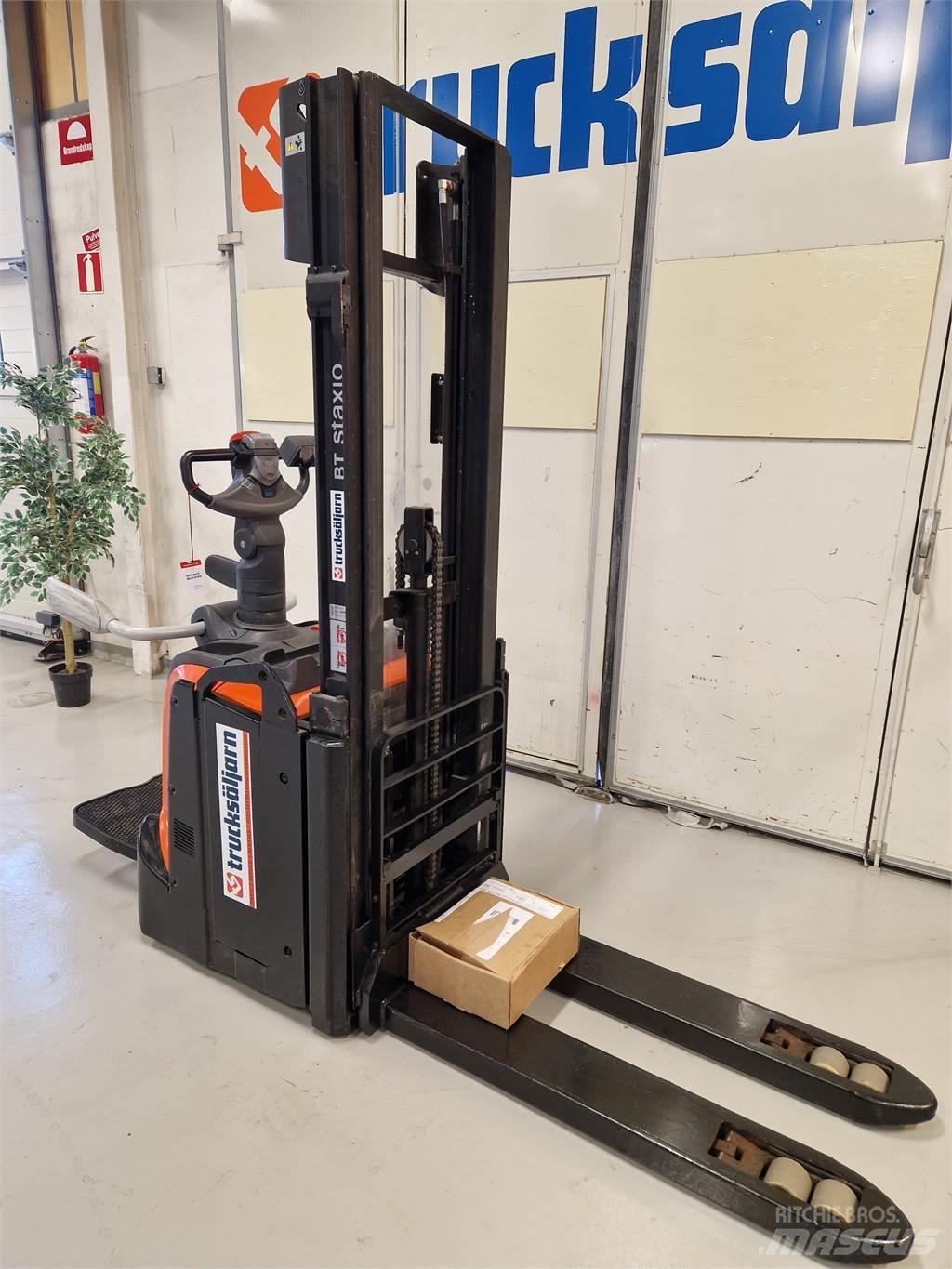 Toyota SPE120L Pedestrian stacker