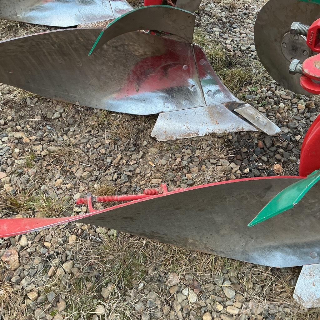 Kverneland ES85 Reversible ploughs