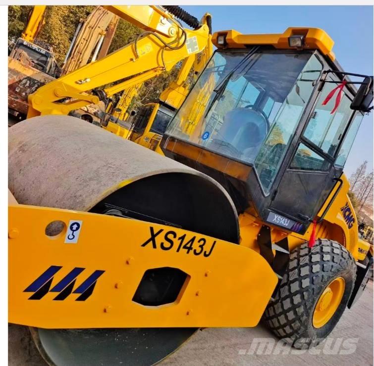 XCMG XS 142 J Single drum rollers