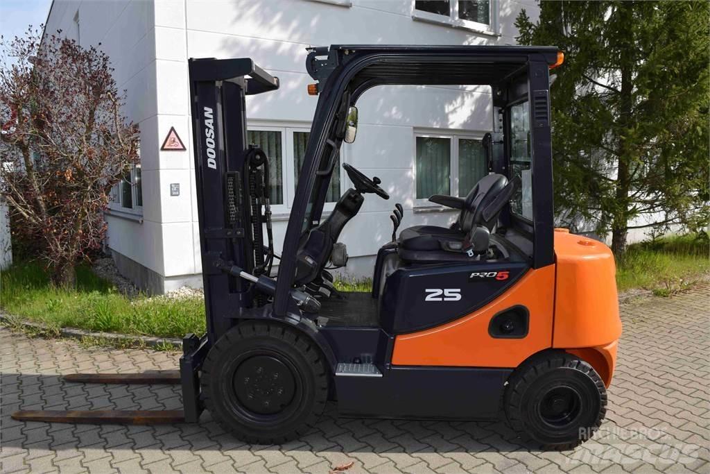 Doosan D 25 S-5 Diesel trucks