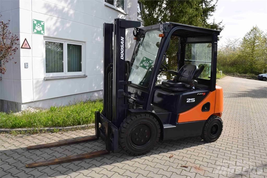 Doosan D 25 S-5 Diesel trucks