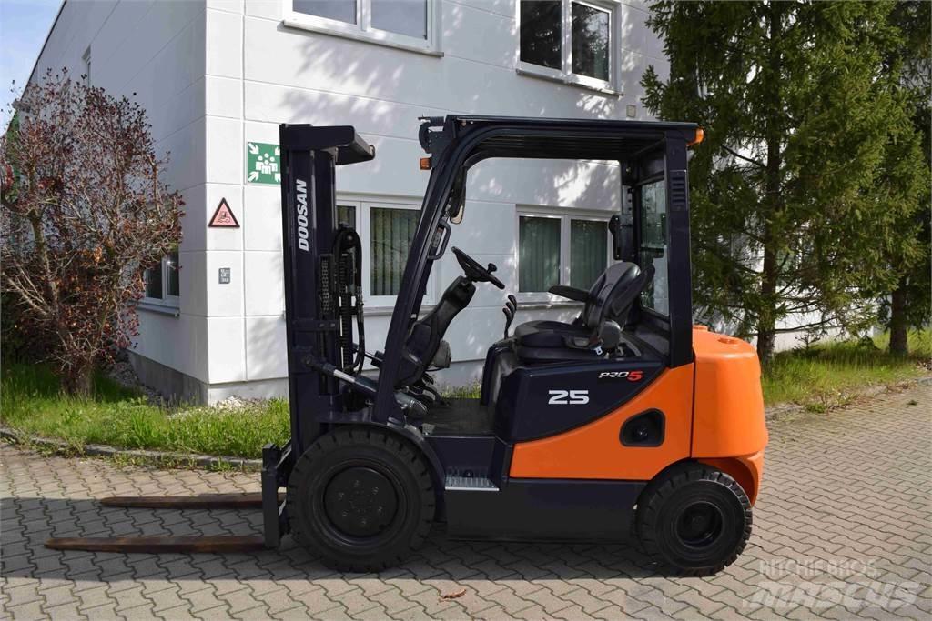 Doosan D 25 S-5 Diesel trucks
