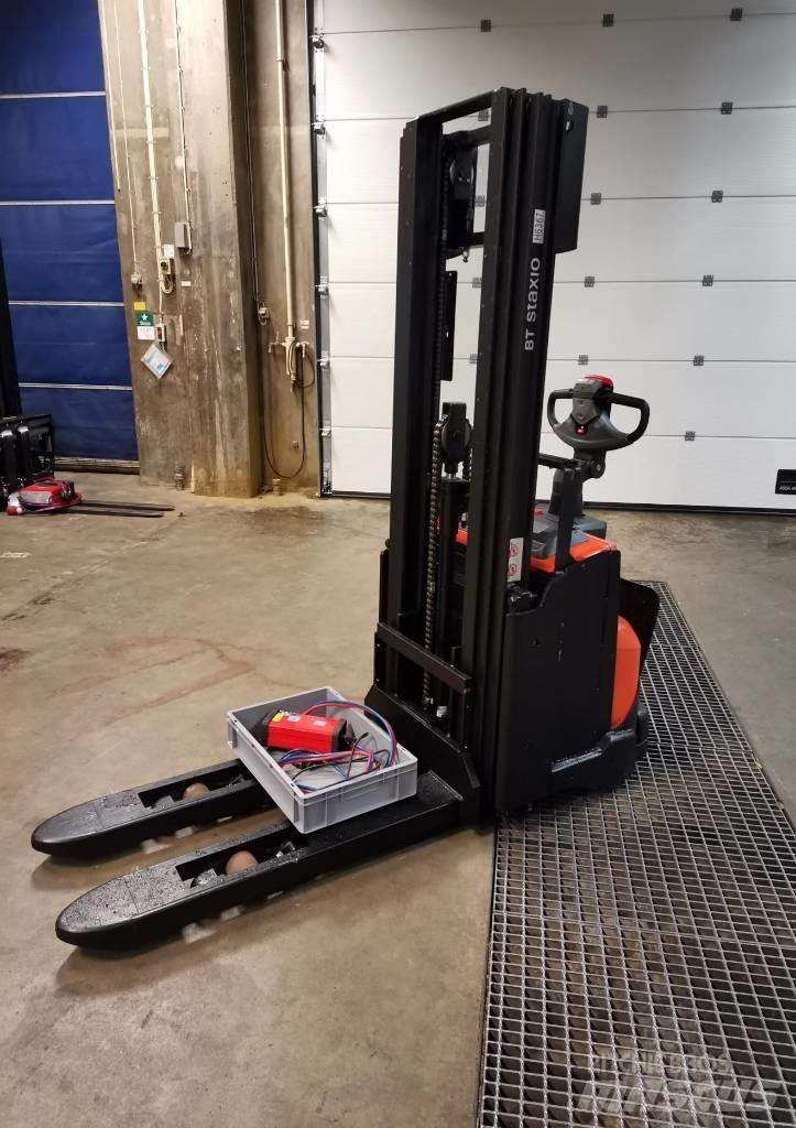 Toyota SWE140L Pedestrian stacker