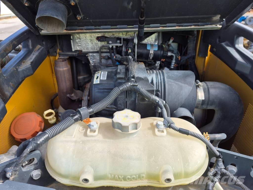 John Deere 320 Skid steer loaders