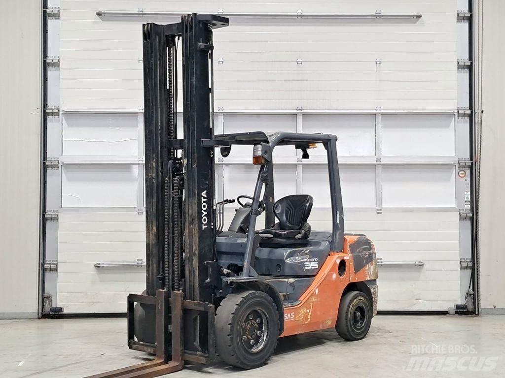 Toyota 02-8FDJF35 Diesel trucks