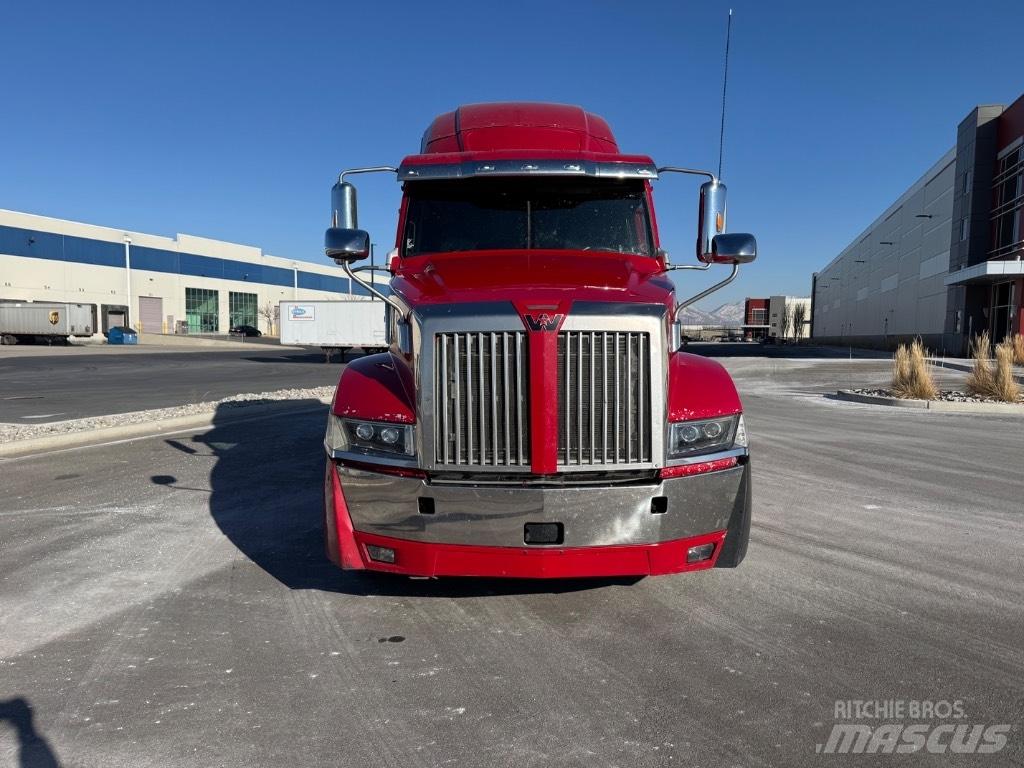Western Star 5700 XE Prime Movers