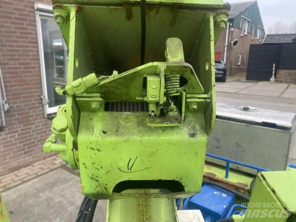 Maeda MC-305C Track mounted cranes