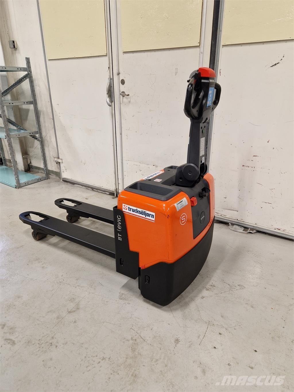 Toyota LWE130 Pedestrian stacker